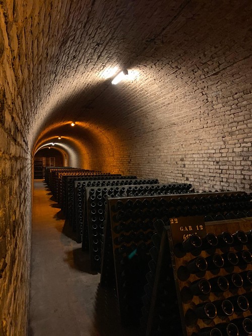 Vieillissement sur lattes des champagnes en cave