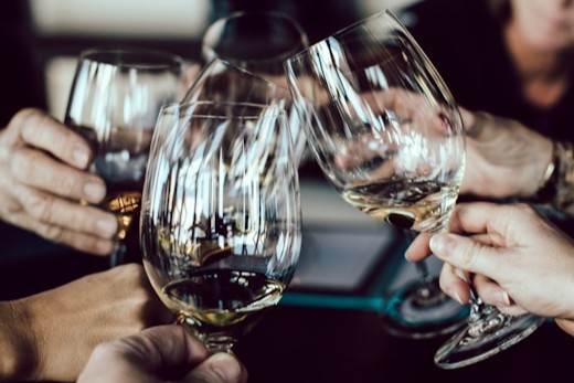 Cours oenologie à Chaud Bouillon à Lille pour apprendre à mieux déguster les vins blancs et explorer leurs diversités