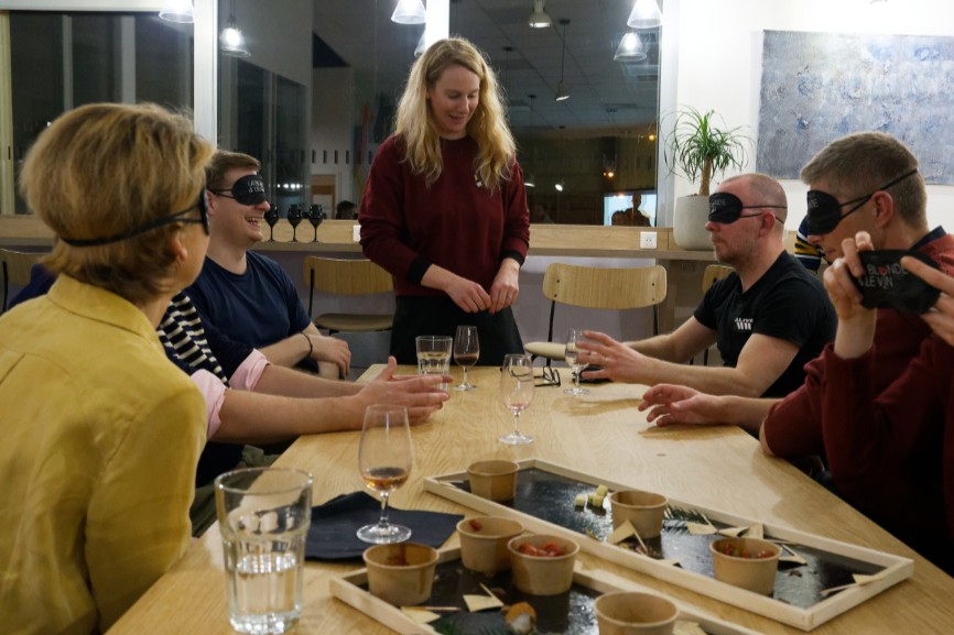 Dégustation à l'aveugle d'un vin pour essayer de deviner sa couleur en team building oenologique