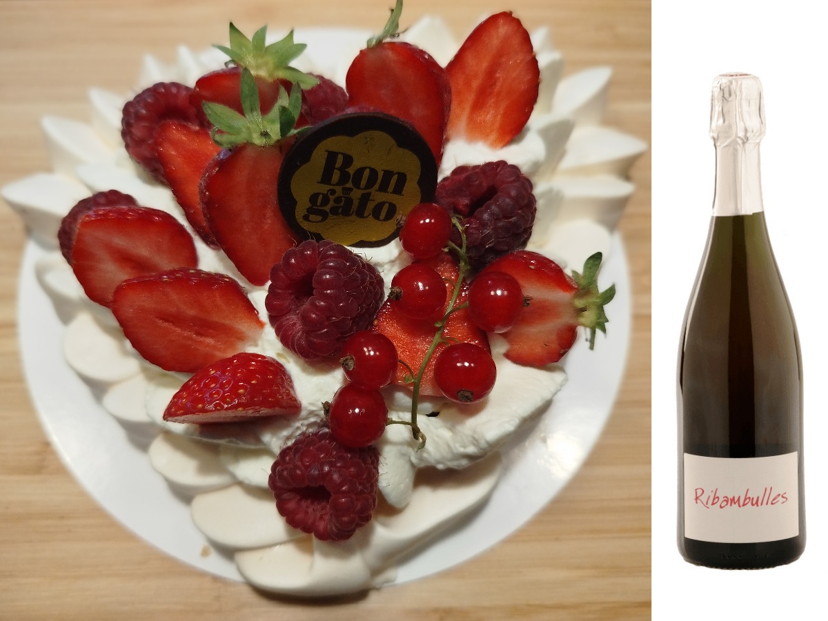 Accord pavlova aux fraises et framboises et vin pétillant naturel rosé doux