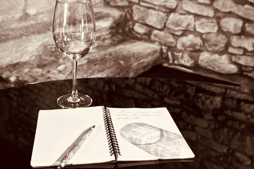 Atelier dégustation unique à Lille où le vin inspire les mots : dégustez, ressentez, écrivez
